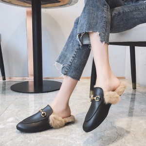 Chaussures ouverte en cuir artifiel  avec fourrure et semelle en caoutchouc