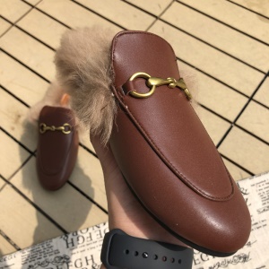 Chaussures ouverte en cuir artifiel  avec fourrure et semelle en caoutchouc