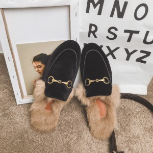 Chaussures ouverte en cuir artifiel  avec fourrure et semelle en caoutchouc