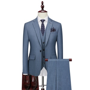Costume pour homme trois pièces à une rangée avec une boucle et une fente au milieu du dos