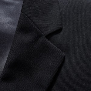 Costume pour homme trois pièces avec boucle et col plat