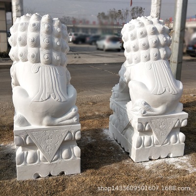 Paire de sculptures de Lion en marbre blanc