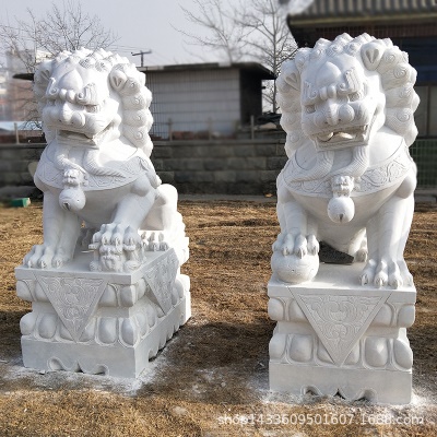 Paire de sculptures de Lion en marbre blanc