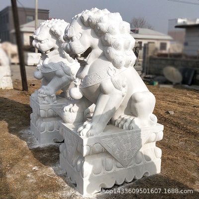 Paire de sculptures de Lion en marbre blanc