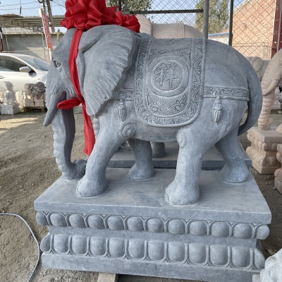 Paire d'éléphant sculpté en pierre  de marbre blanc  rouge et bleu