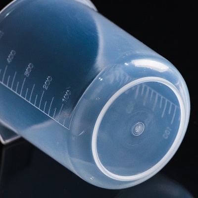 OKMEI Gobelet  expérimental gradué en plastique 25ml résistant aux acides et aux alcalis