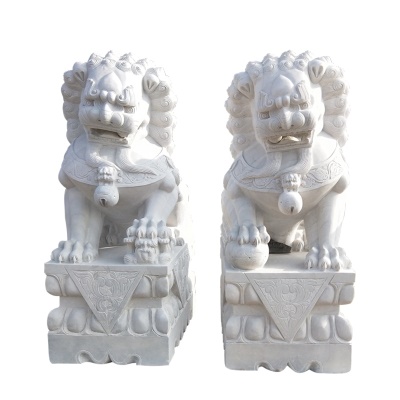 Paire de sculptures de Lion en marbre blanc