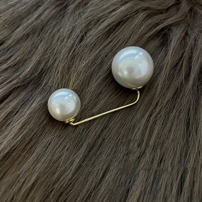 Broche de costume avec perles