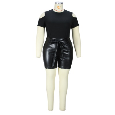 Ensemble de deux pièces un haut à épaules nues + un pantalon en cuir