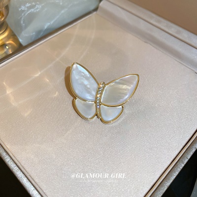 Broche de costume en forme de papillon plaqué perle