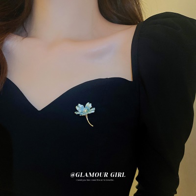 Broche de costume  en forme de fleurs