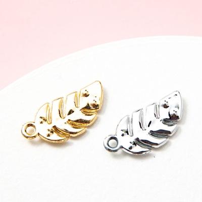 Pendentif de bracelet et boucle d'oreille  en forme  feuille