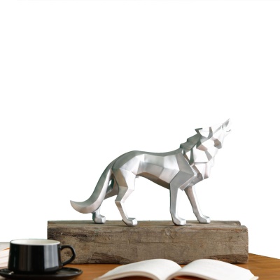 Objet d'art en résine en forme de loup