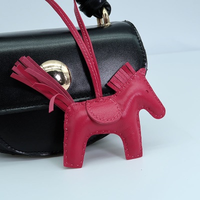 Pendentif poney fait main en cuir véritable