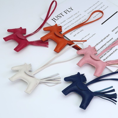 Pendentif poney fait main en cuir véritable