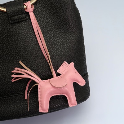 Pendentif poney fait main en cuir véritable