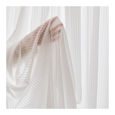 Rideaux blancs perpendiculaires verticaux