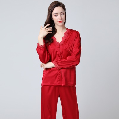 Pyjama en dentelle et costume de soie