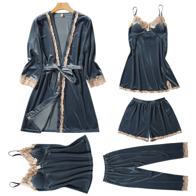 Robe de nuit en velours doré