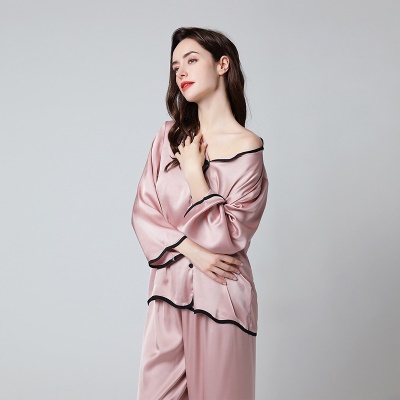 Ensemble de deux pièces de pyjama en soie glacée papillon à manches longues et pantalon long