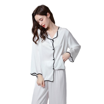 Ensemble de deux pièces de pyjama en soie glacée papillon à manches longues et pantalon long