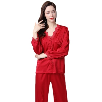 Pyjama en dentelle et costume de soie