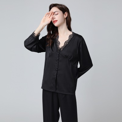 Pyjama en dentelle et costume de soie