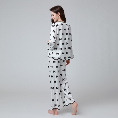 Ensemble de deux pièces de pyjama en soie glacée papillon à manches longues et pantalon long