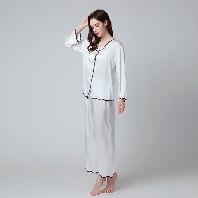 Ensemble de deux pièces de pyjama en soie glacée papillon à manches longues et pantalon long