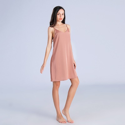 Robe de nuit mince en soie  avec dos nu