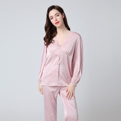 Pyjama en dentelle et costume de soie