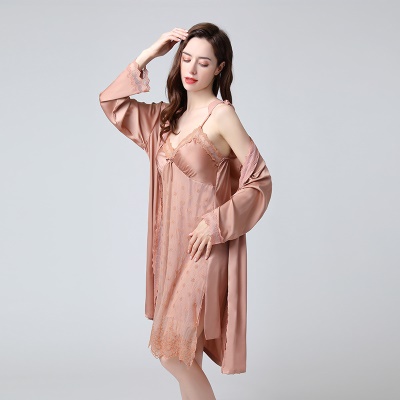 Robe de nuit en soie deux pièces avec coussin de poitrine