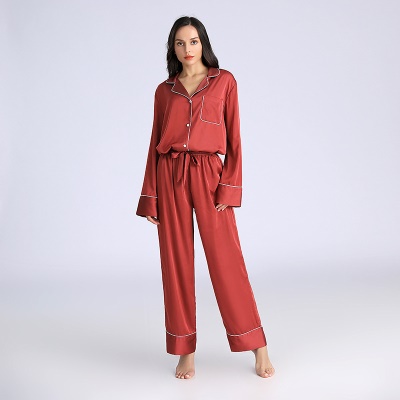 Pyjama en soie mince avec col en V