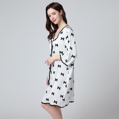 Robe de nuit à manches courtes en soie