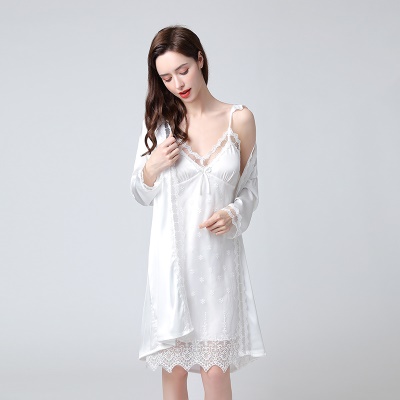 Robe de nuit en soie deux pièces avec coussin de poitrine