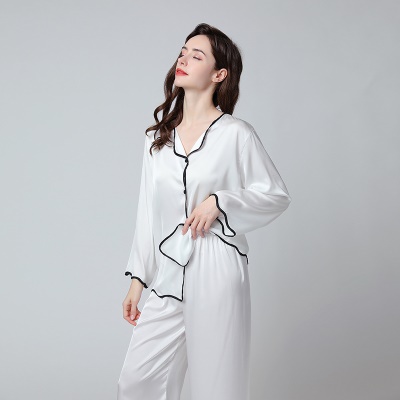 Ensemble de deux pièces de pyjama en soie glacée papillon à manches longues et pantalon long