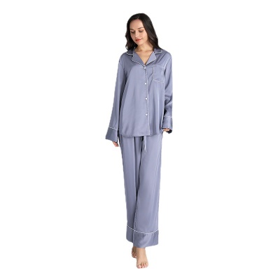 Pyjama en soie mince avec col en V