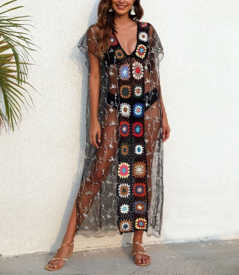 Robe brodée en col V profond