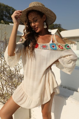 robe main crochet fleur patchwork épaules nues volants