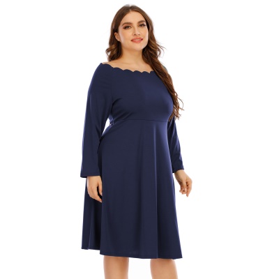 Robe à col à bords ondulés