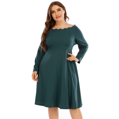 Robe à col à bords ondulés