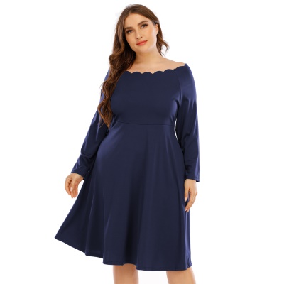 Robe à col à bords ondulés