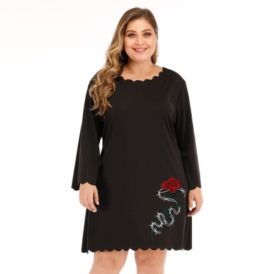 Robe à manches longues à bords ondulés