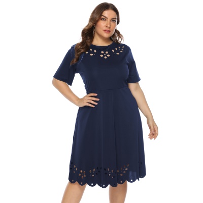 Grande robe pendulaire taille fermée manches courtes