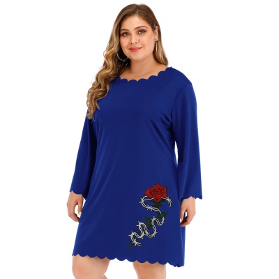 Robe à manches longues à bords ondulés
