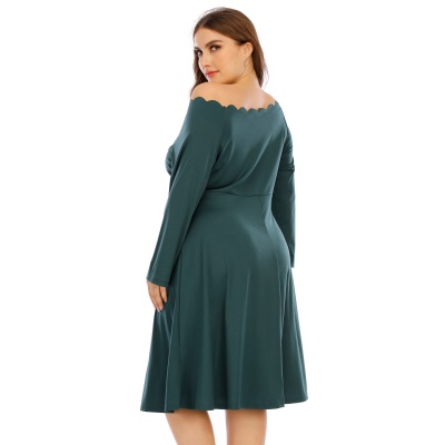 Robe à col à bords ondulés