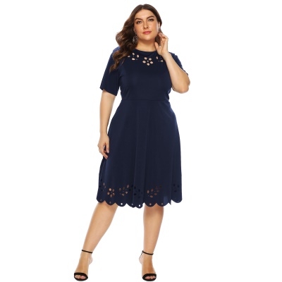 Grande robe pendulaire taille fermée manches courtes