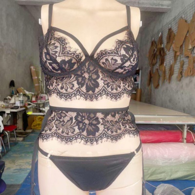 Lingerie érotique pour les femmes ensemble 3 pièces dentelle perspective noir