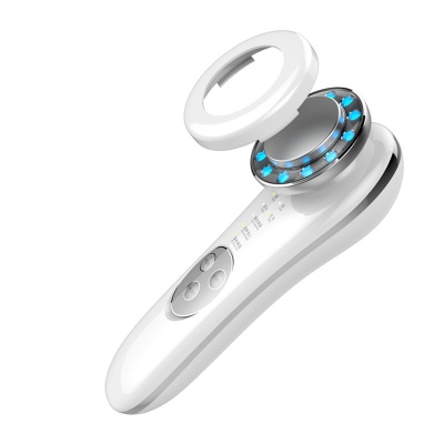 Soins du visage avec nettoyeur électrique
