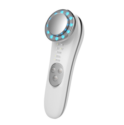Soins du visage avec nettoyeur électrique